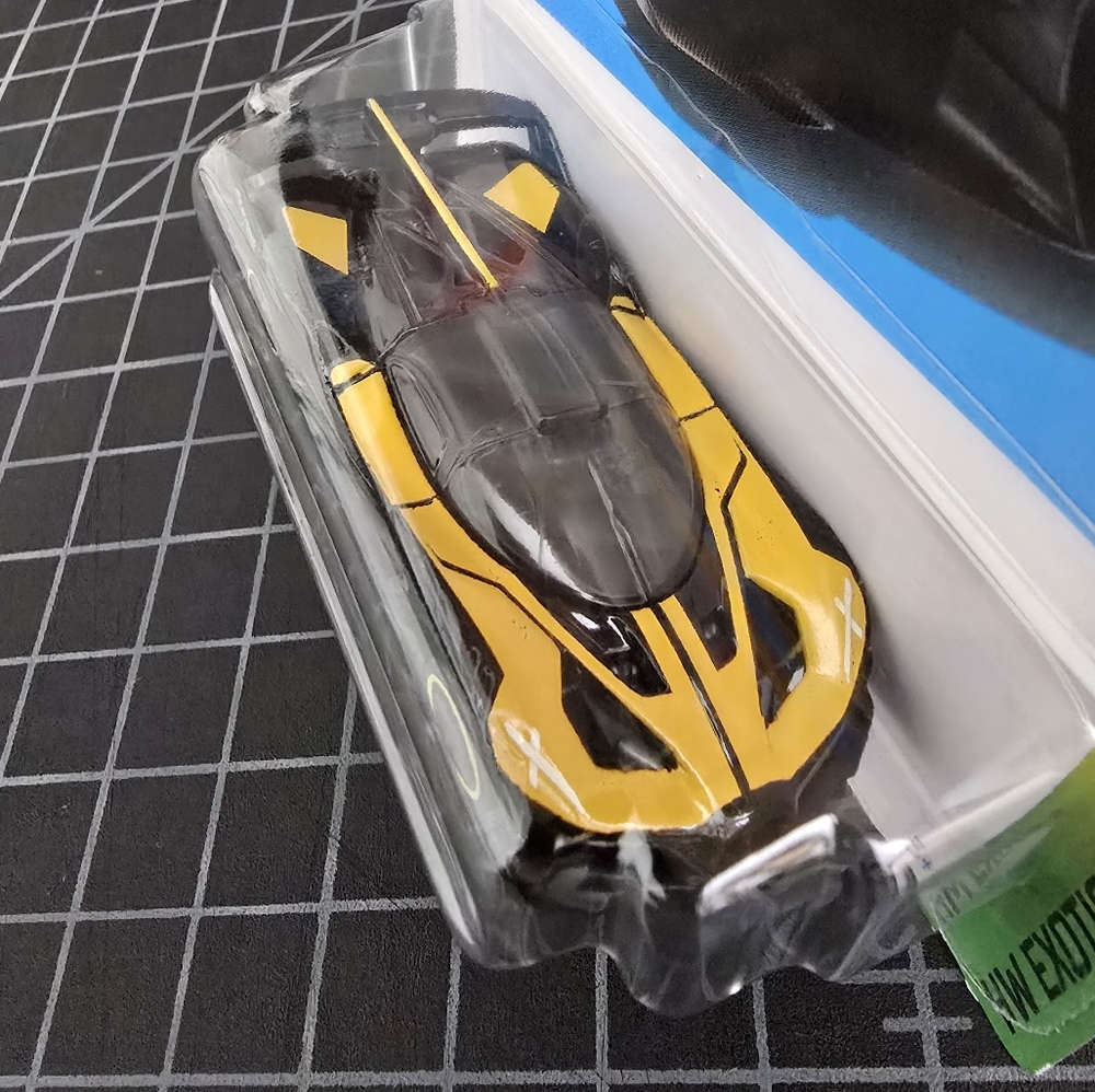 MATTEL HOT WHEELS 2024 BUGATTI BOLIDE - BLACK/ YELLOW - Picture 3 of 7